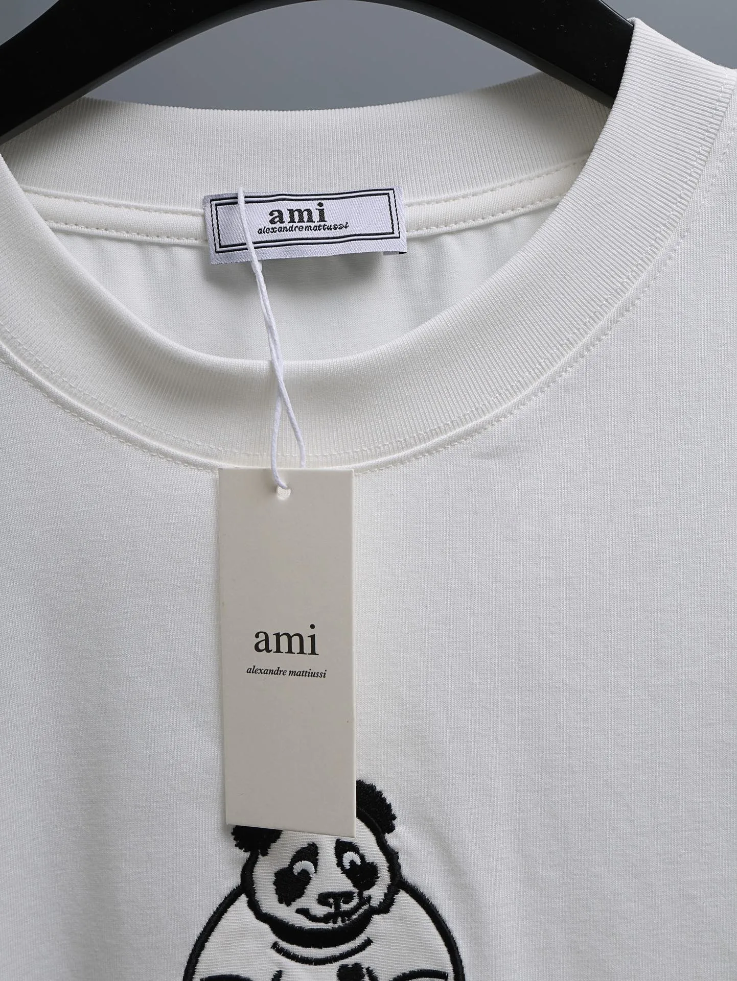 Ami* 2꯭0꯭2꯭6 new spring and summer model ❤️ Original ⌚️ high version Ami fabric is made of 280g high-density pure cotton, does not deform and does not shrink. Process introduction: double thread movement, imported high-quality embroidery on the chest 🪡 process Color: White SIZE: S-XXL